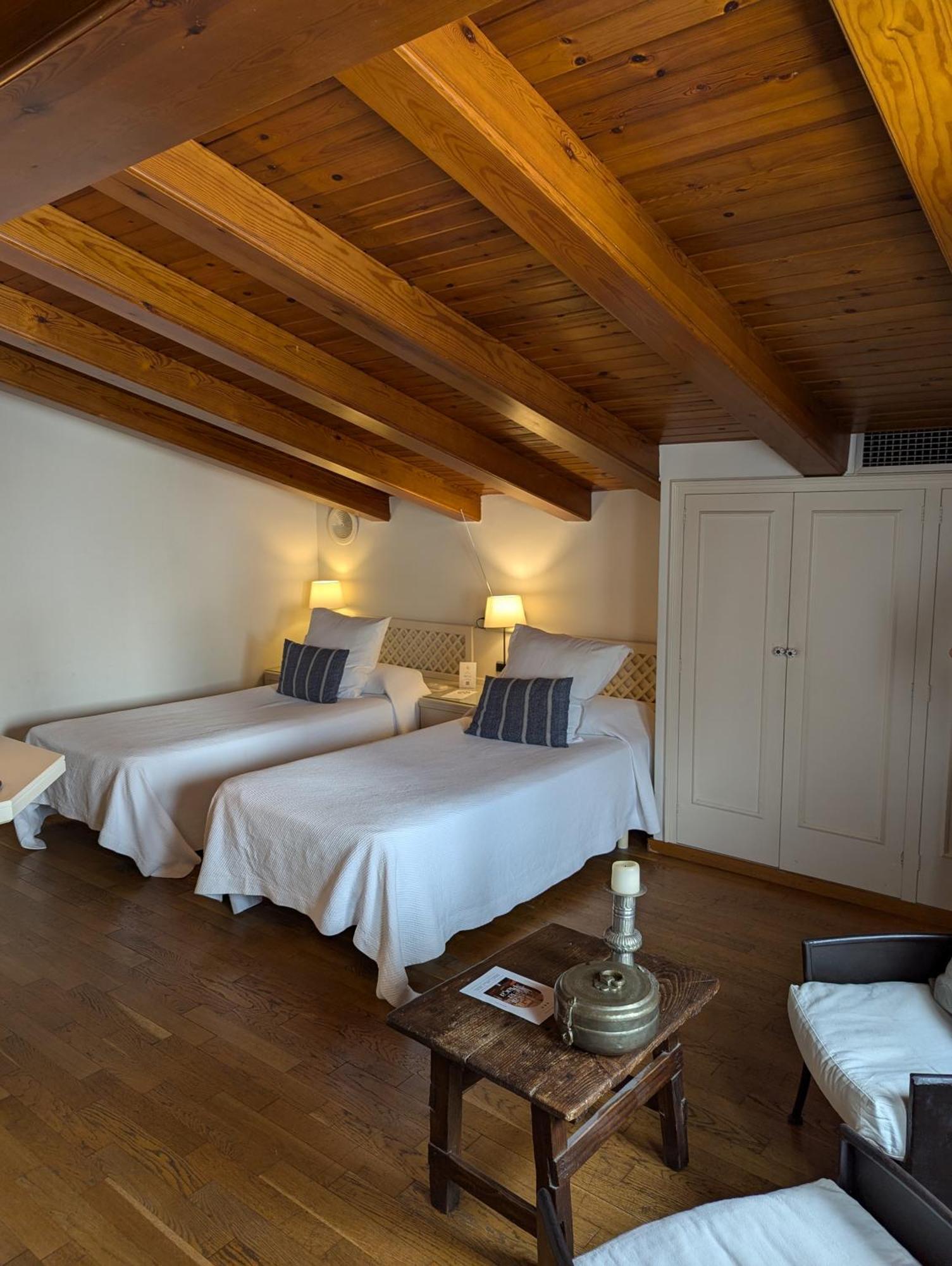 Hostal De La Placa - Hotel Boutique Cabrils Extérieur photo
