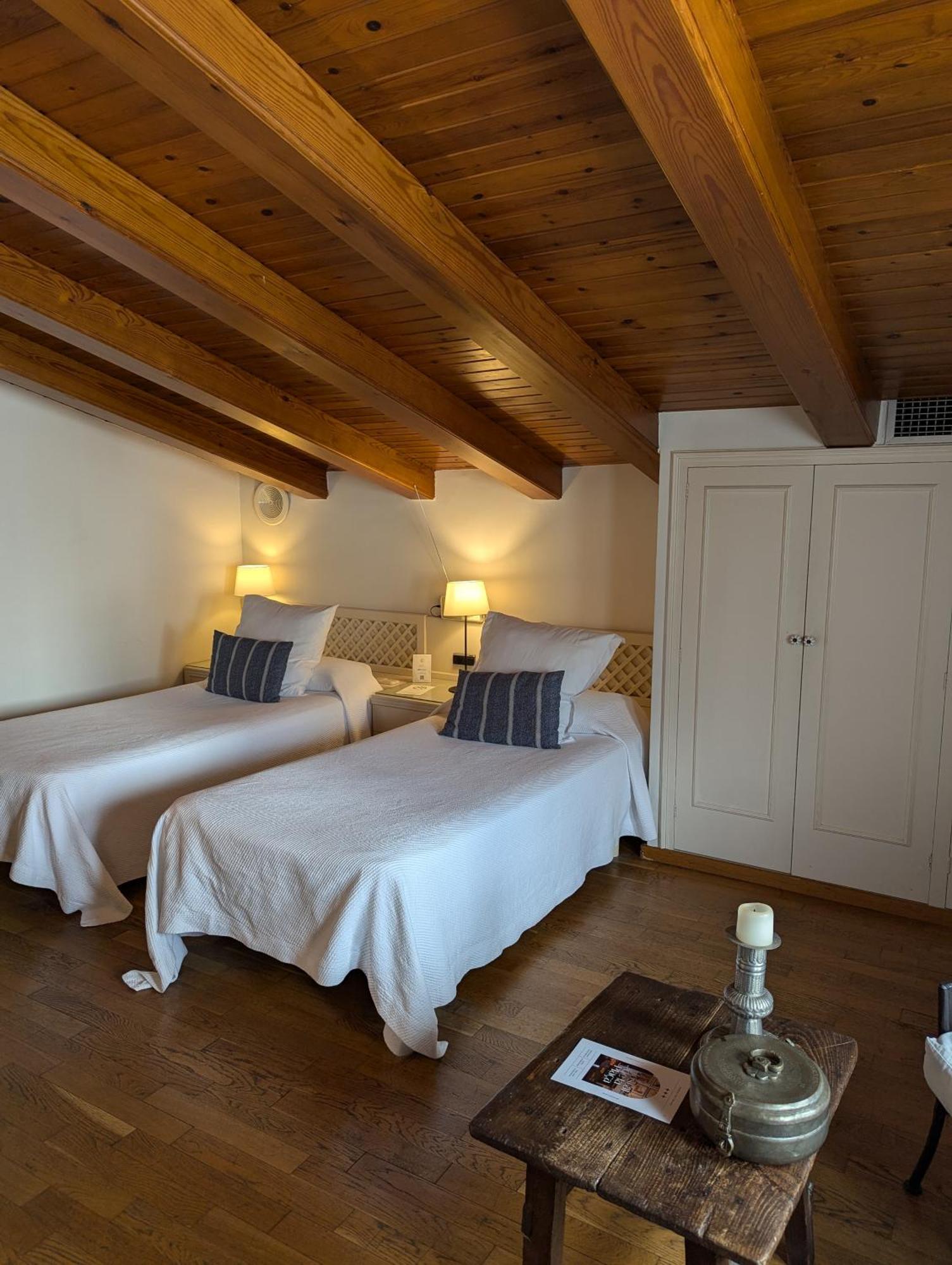 Hostal De La Placa - Hotel Boutique Cabrils Extérieur photo